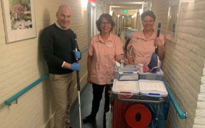 André loopt mee met Petra en Diana