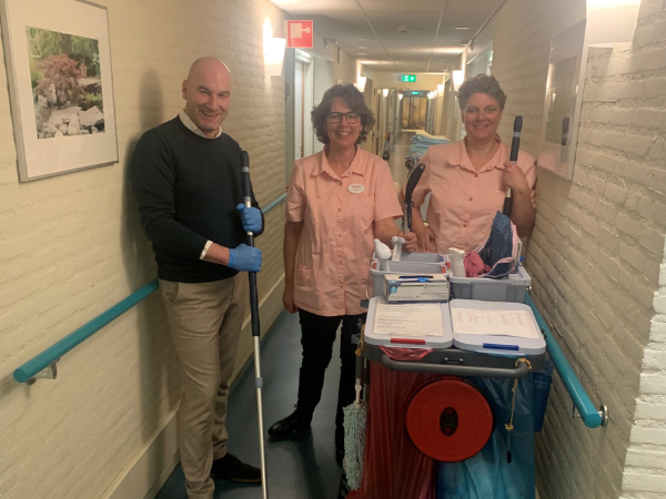 André loopt mee met Petra en Diana